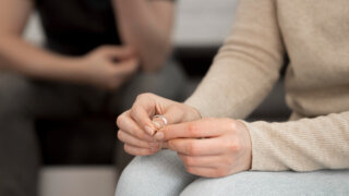 円満離婚アピール?異例の「離婚会見」を開いた有名人まとめ